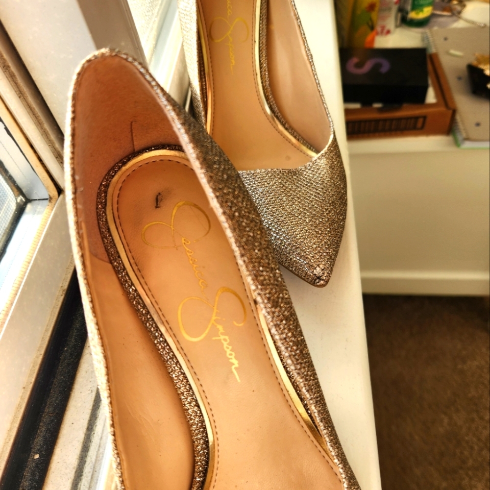 GOLD Jessica Simpson pumps 7m
